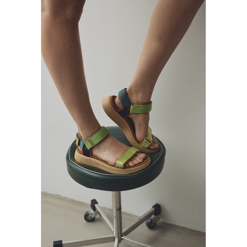 Woden WL926 Line sandal apple