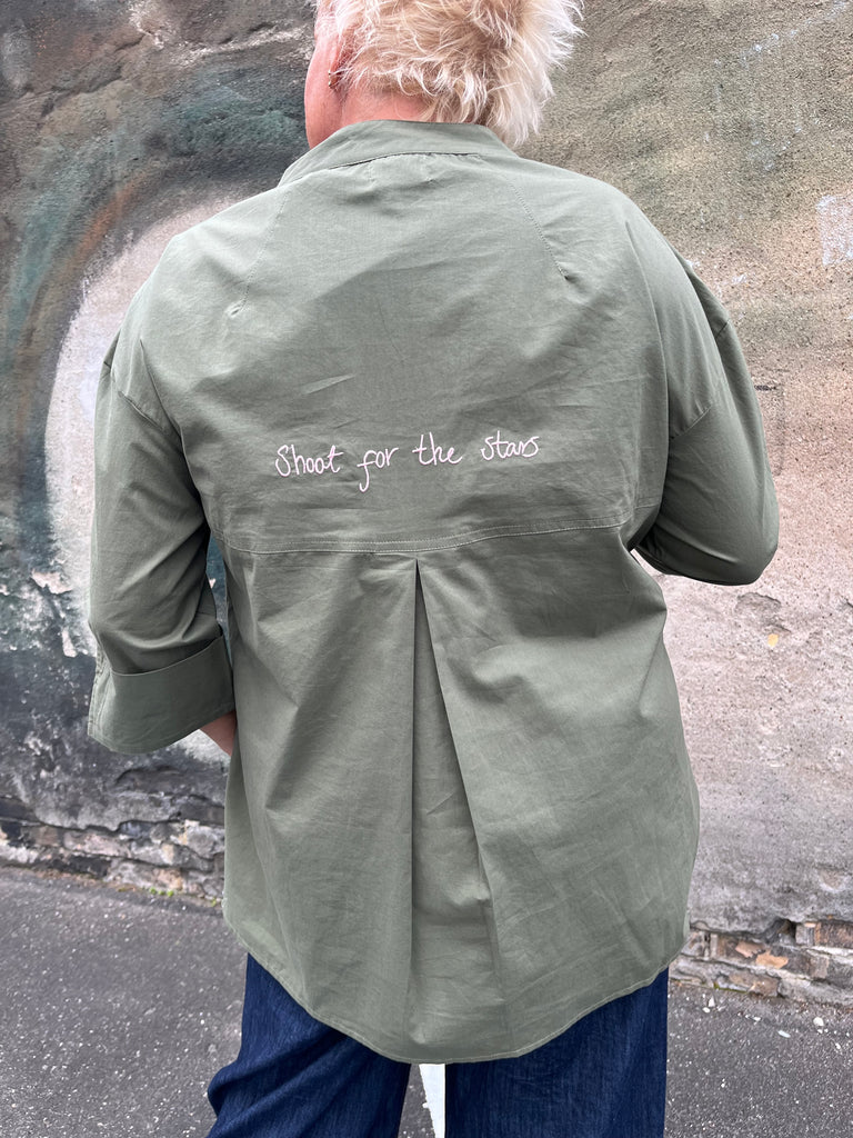 WAUW Luna shirt shoot for the stars olive