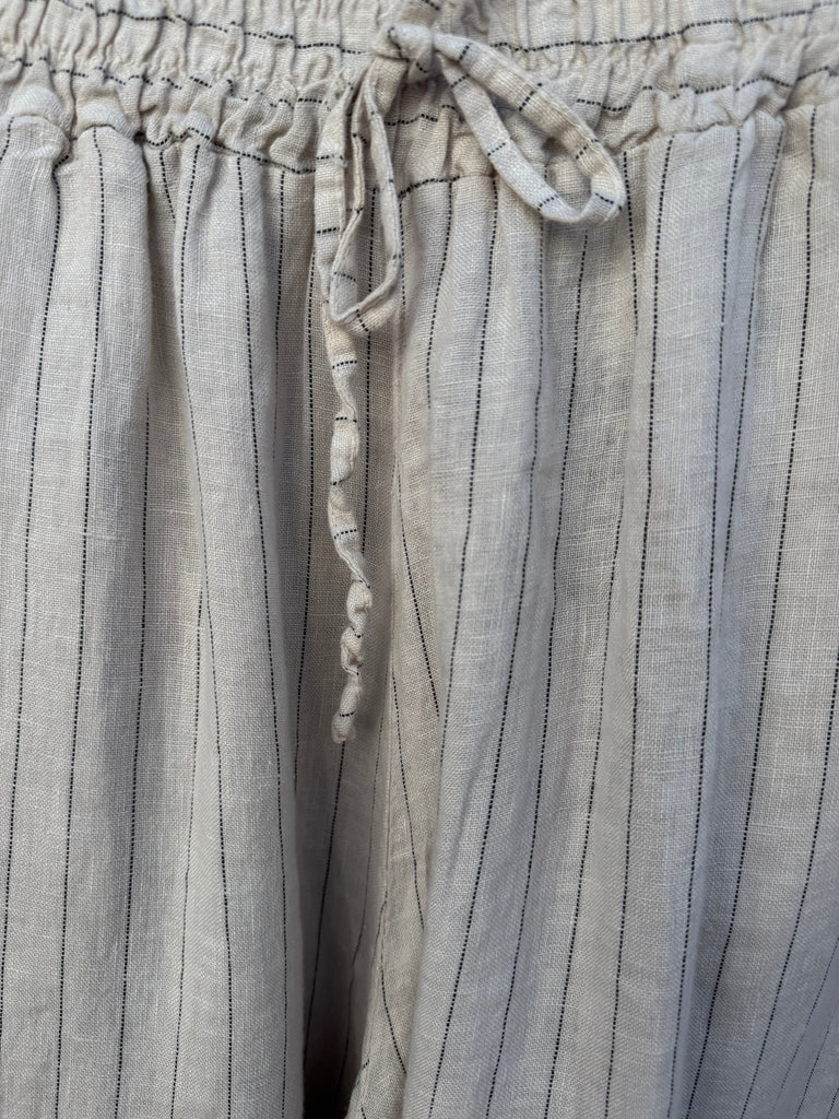 Qnuz 9069 Dolly bukser striped linen beige