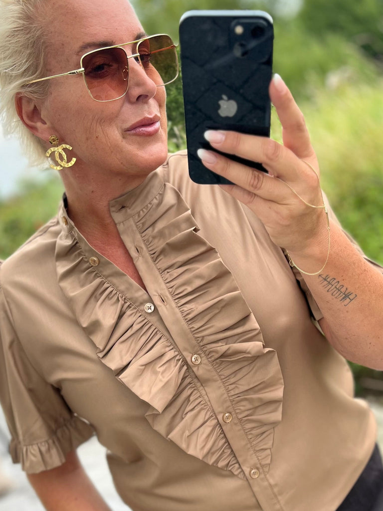 Design By Laerke Queen ruffle shirt SS toffee