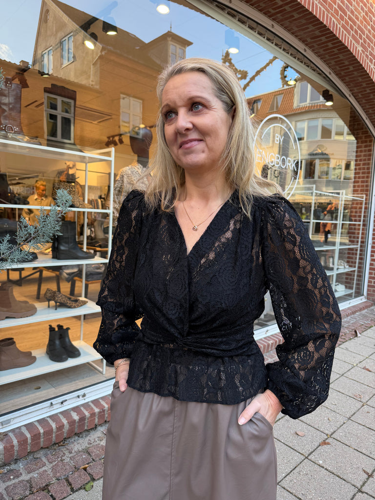 Liberte 22120 Tiki LS twist blouse black lace