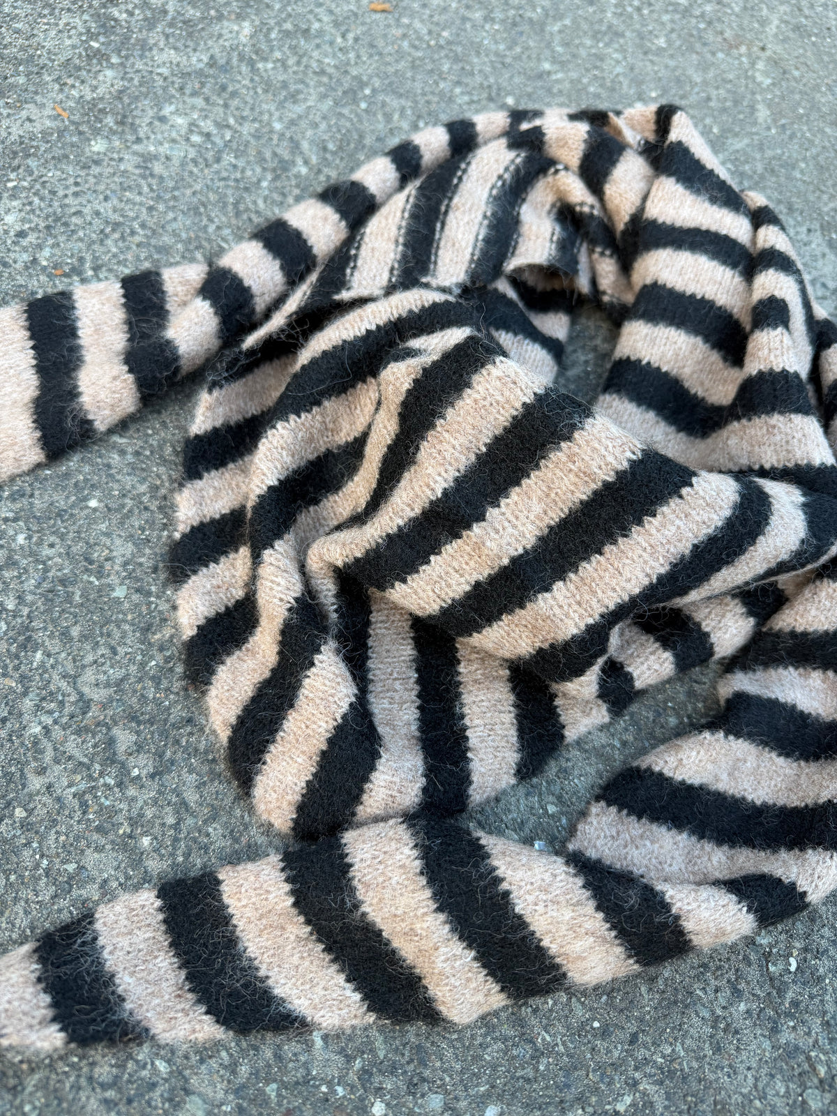 Qnuz 4960 Stripes knitted scarf black