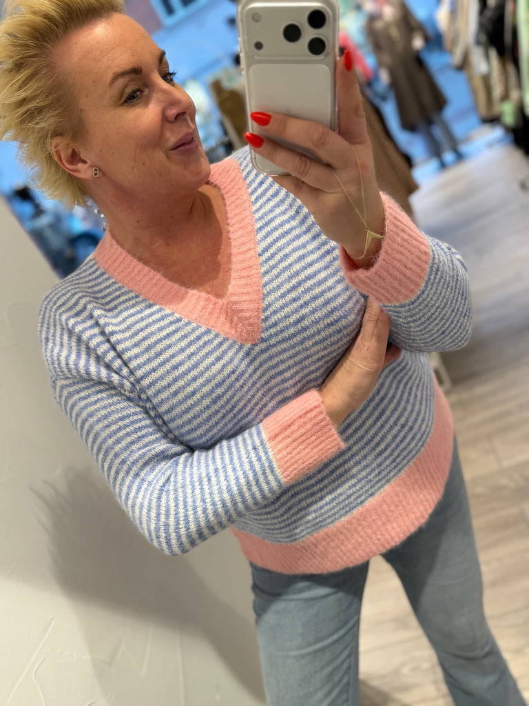 By Engbork Verni strik v- neck stripe