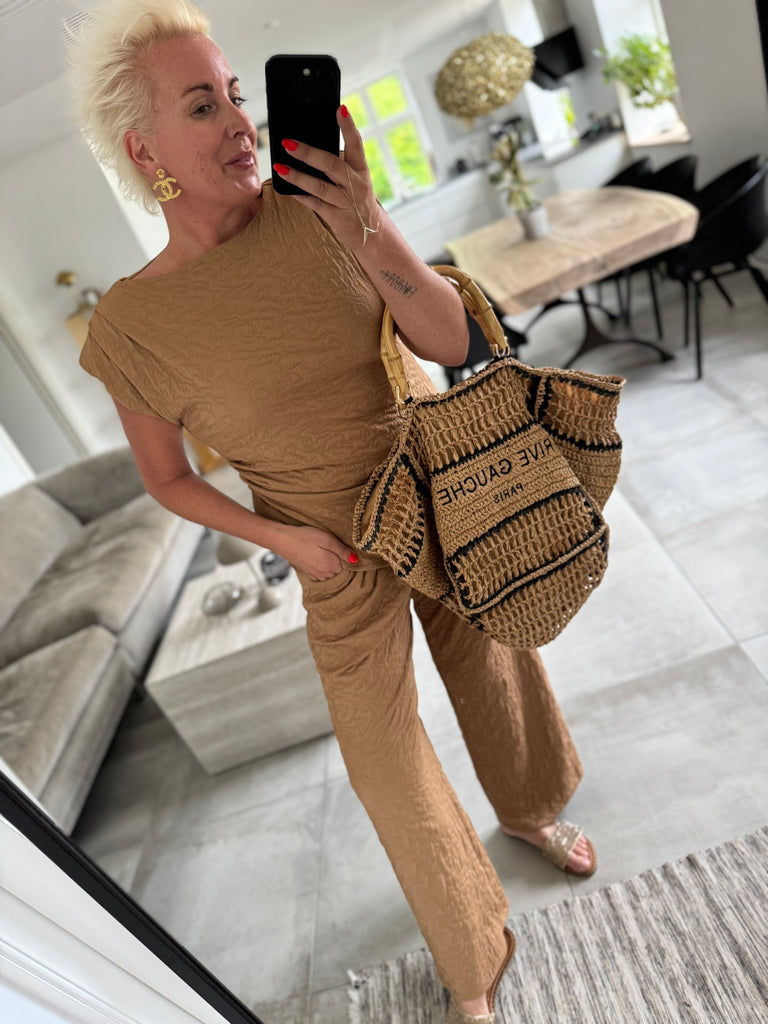 By Engbork Camela top+buks camel