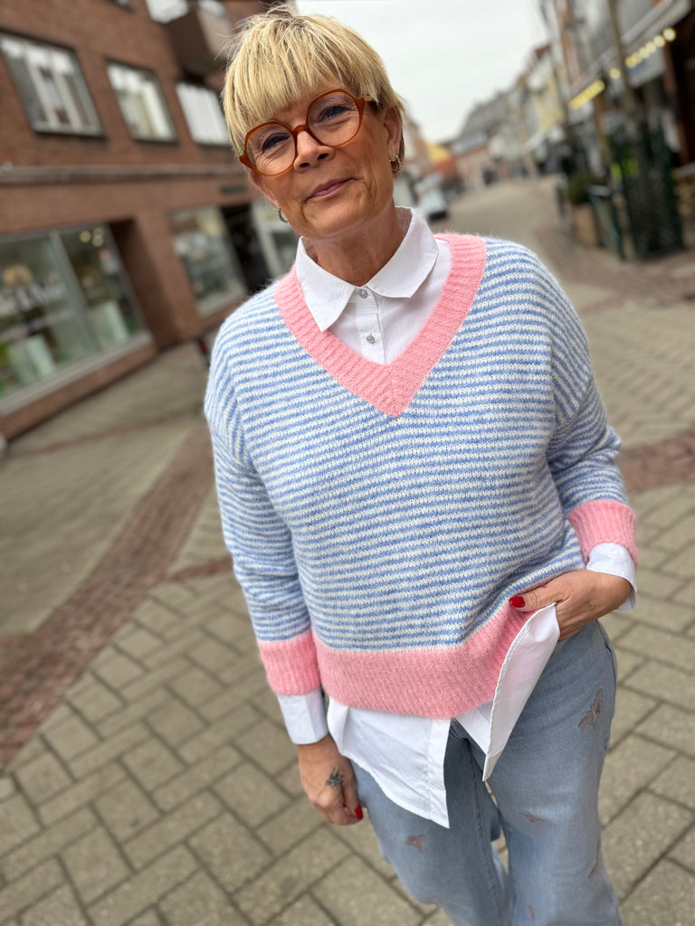 By Engbork Verni strik v- neck stripe