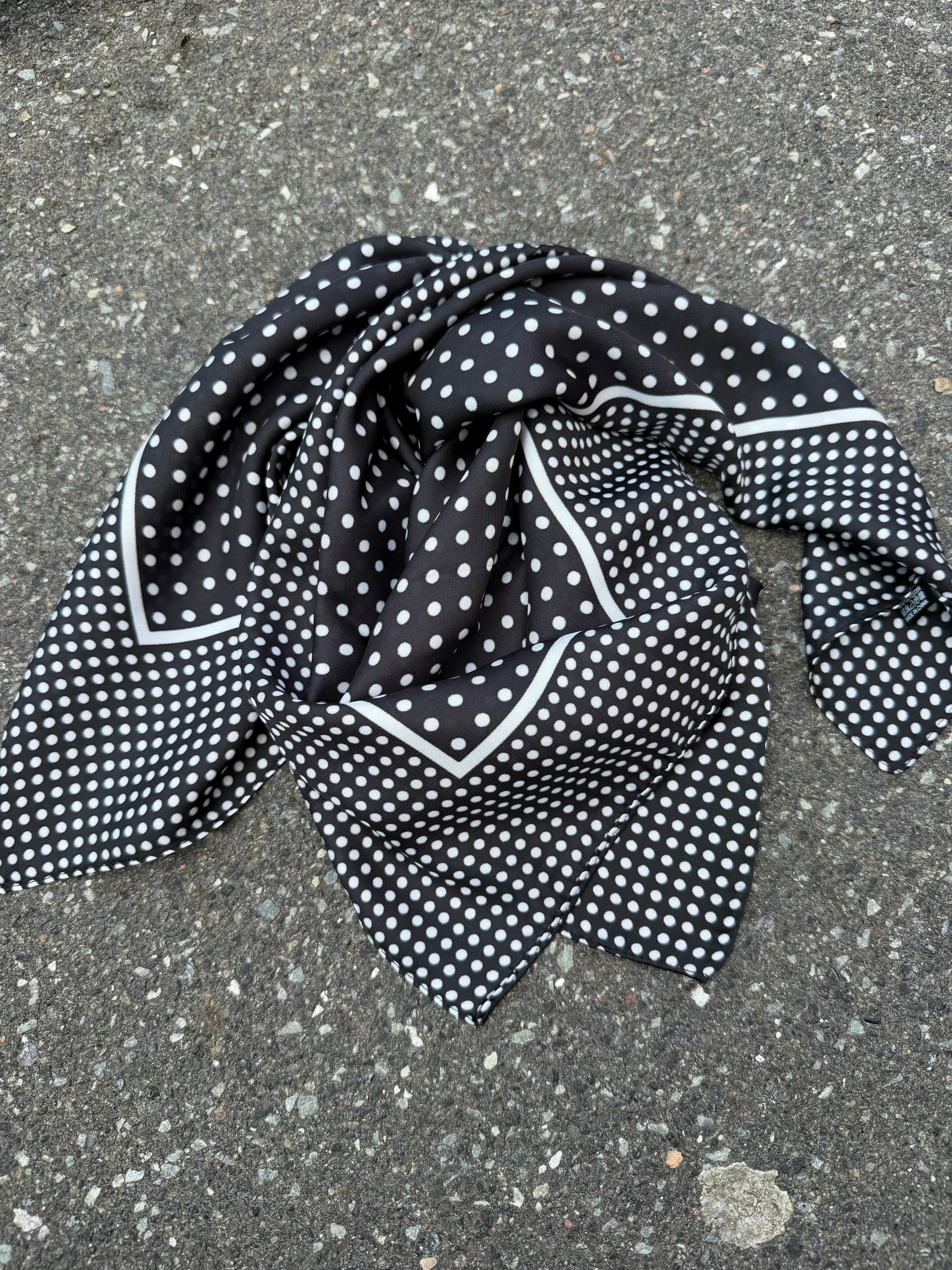 By Engbork tørklæde black dots