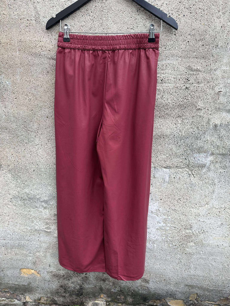 Qnuz 9112 Fake leather pants burgundy