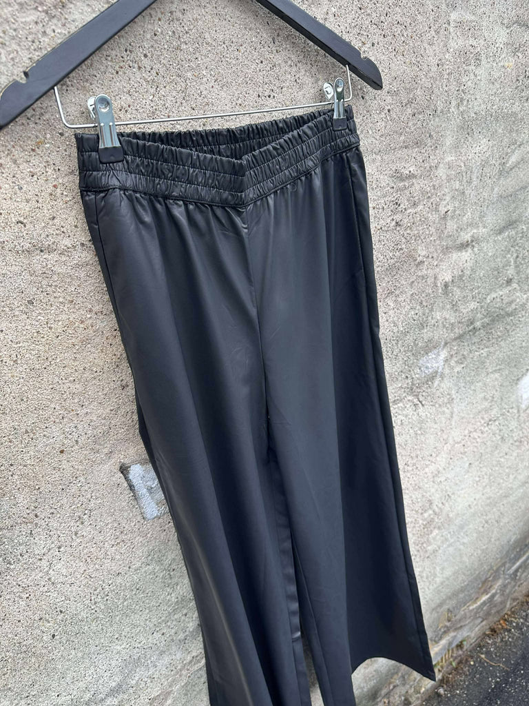 Qnuz 9112 Fake leather pants black