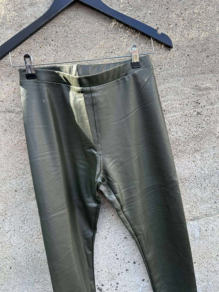 By Engbork Norfy coated leggins olive