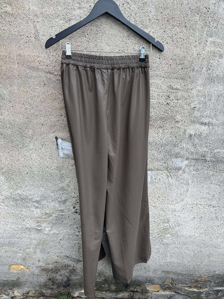 Qnuz 9112 Fake leather pants marron