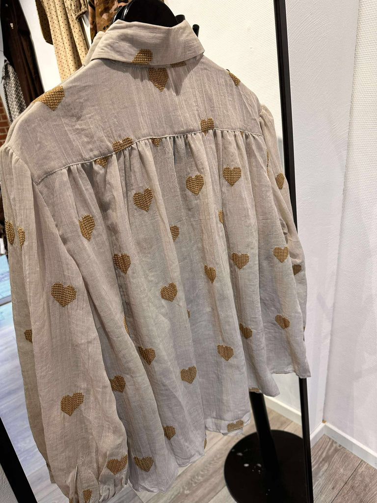 QNUZ 9102 Embrodery skjorte hearts taupe