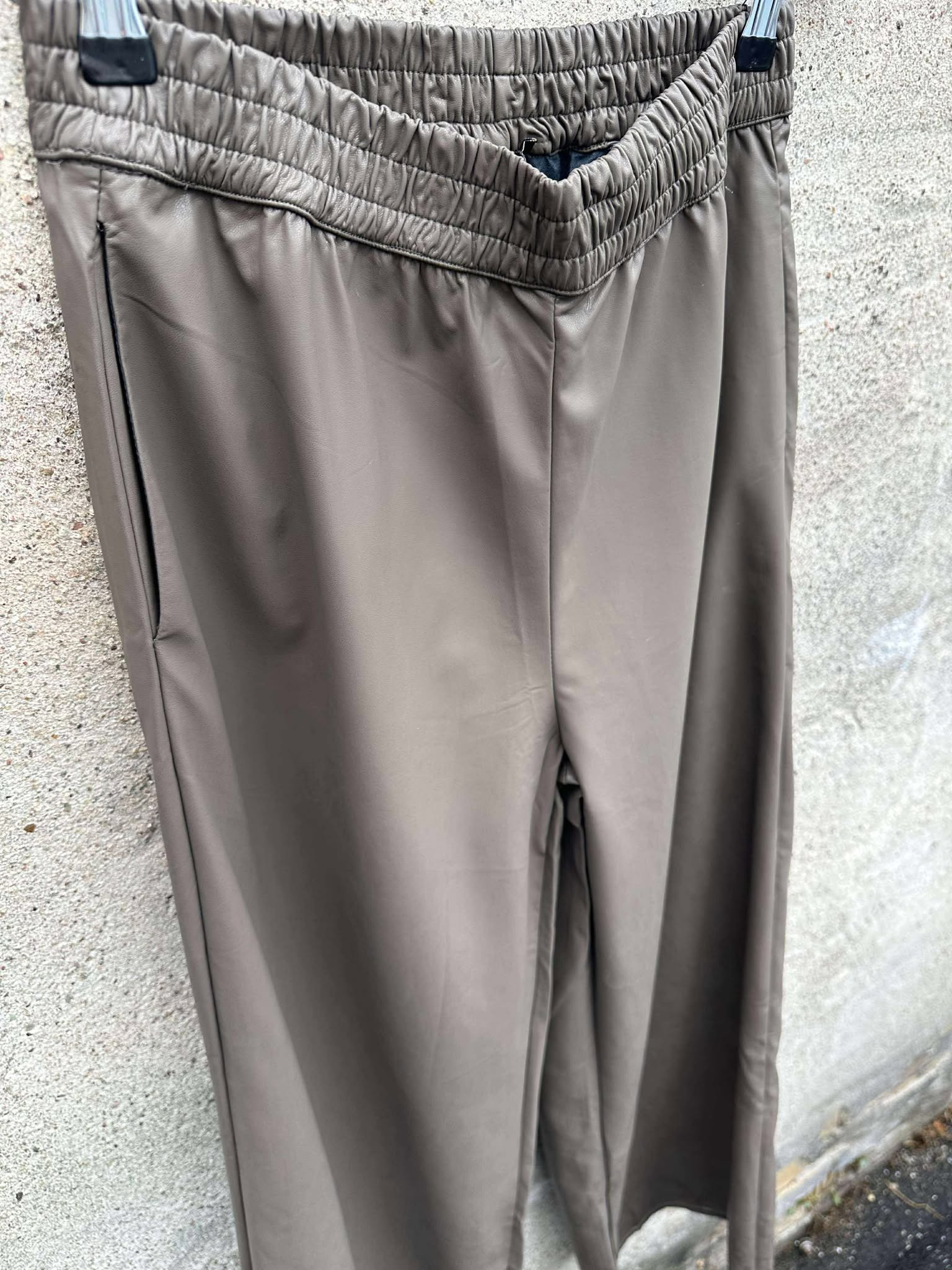 Qnuz 9112 Fake leather pants marron