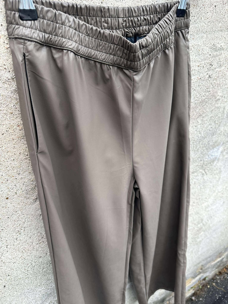 Qnuz 9112 Fake leather pants marron