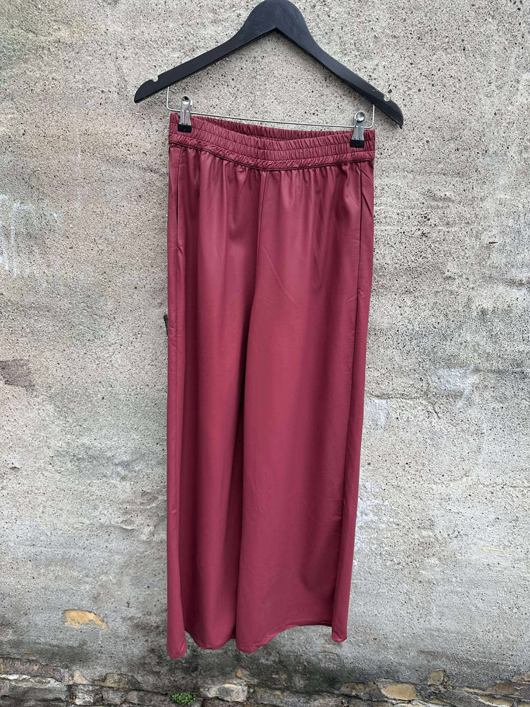 Qnuz 9112 Fake leather pants burgundy