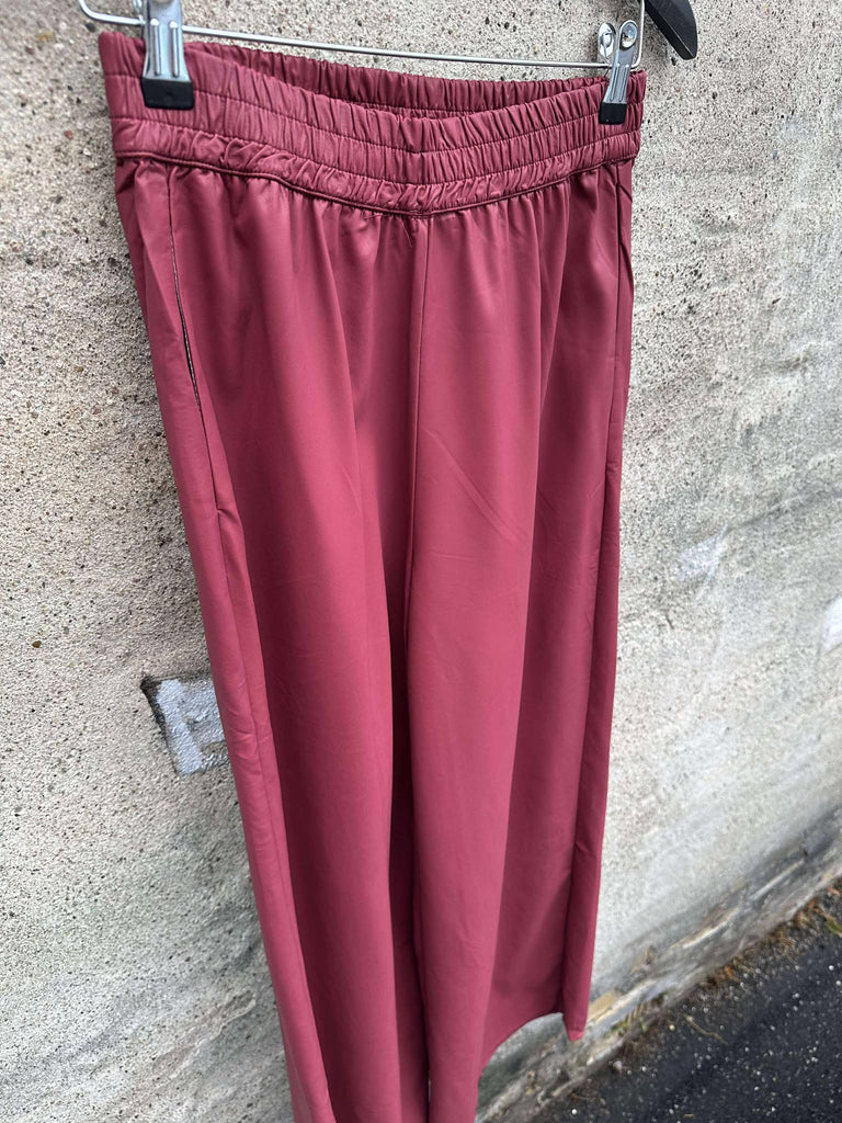 Qnuz 9112 Fake leather pants burgundy