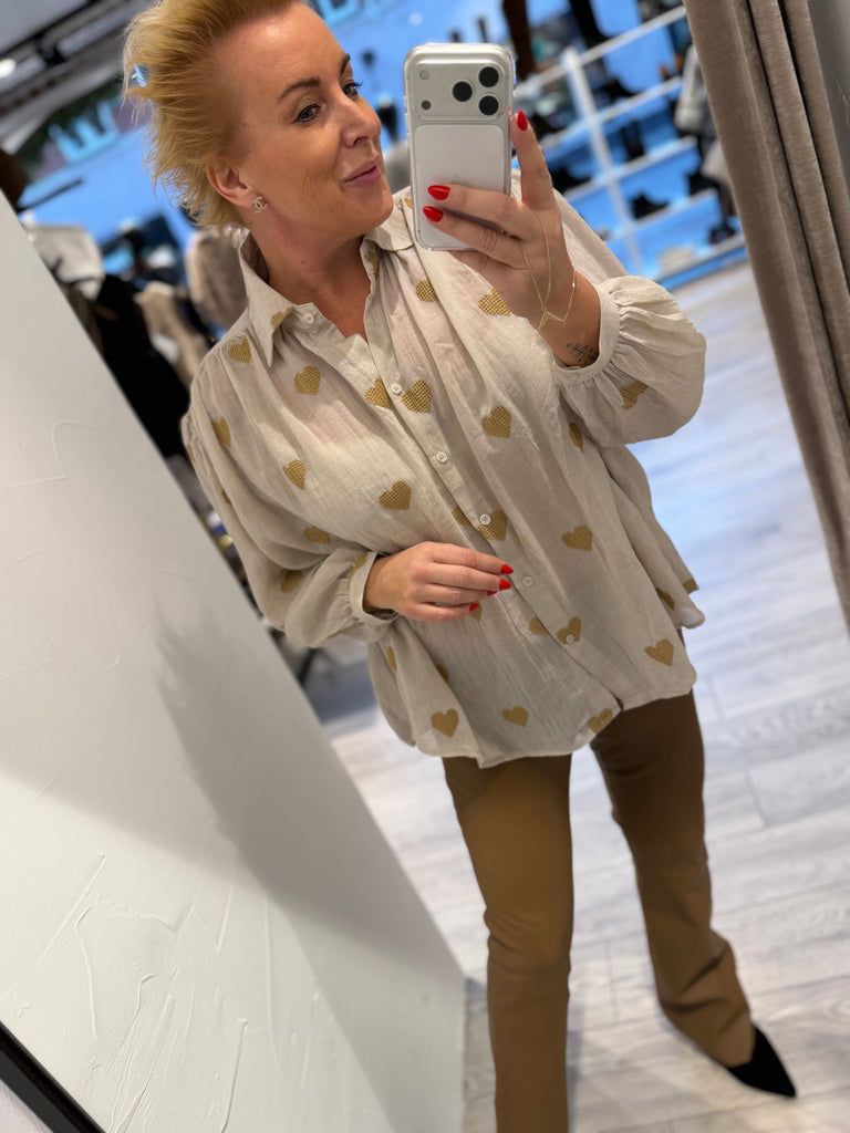 QNUZ 9102 Embrodery skjorte hearts taupe