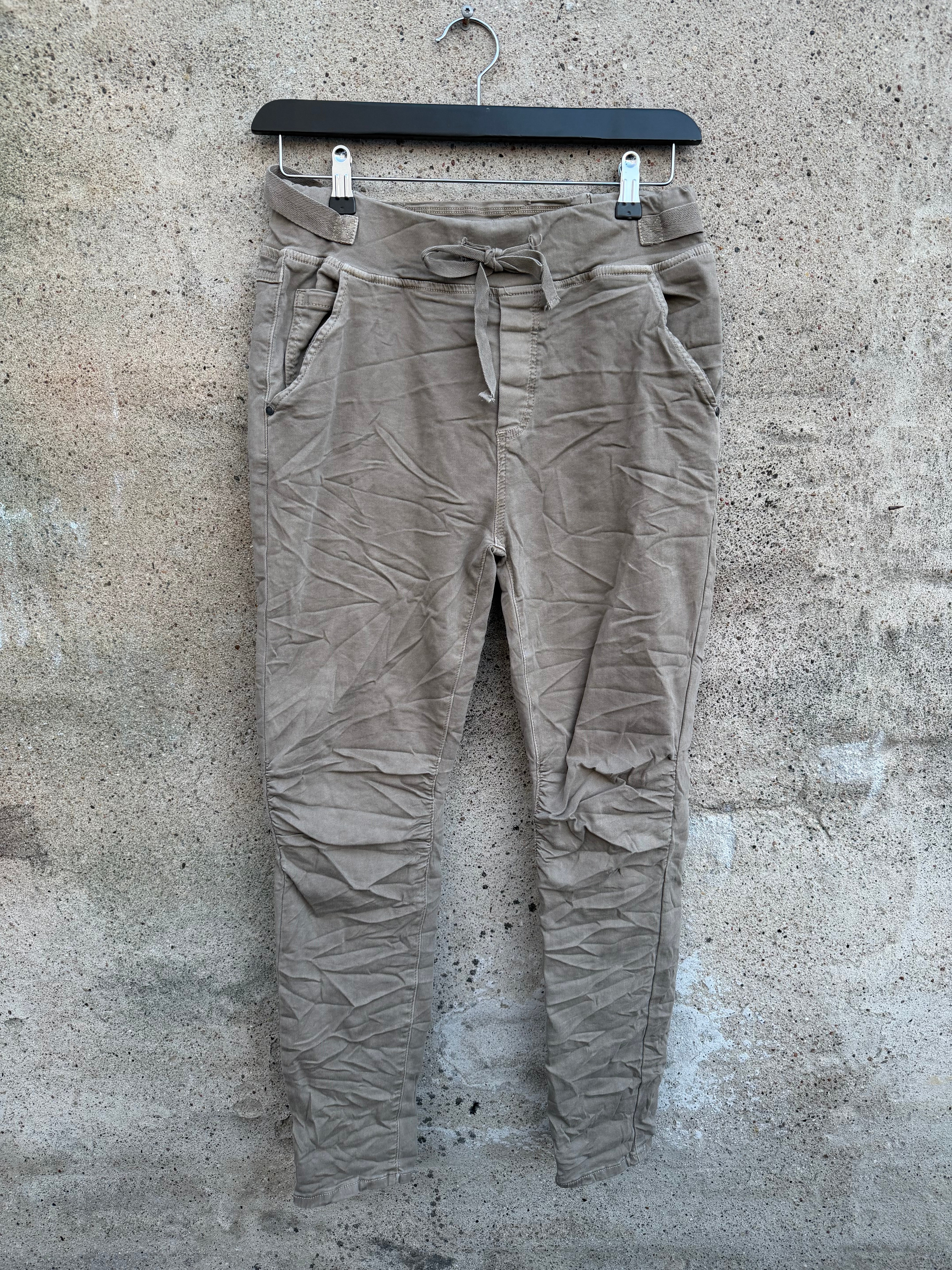 Boho Love B1031 Aja buks taupe