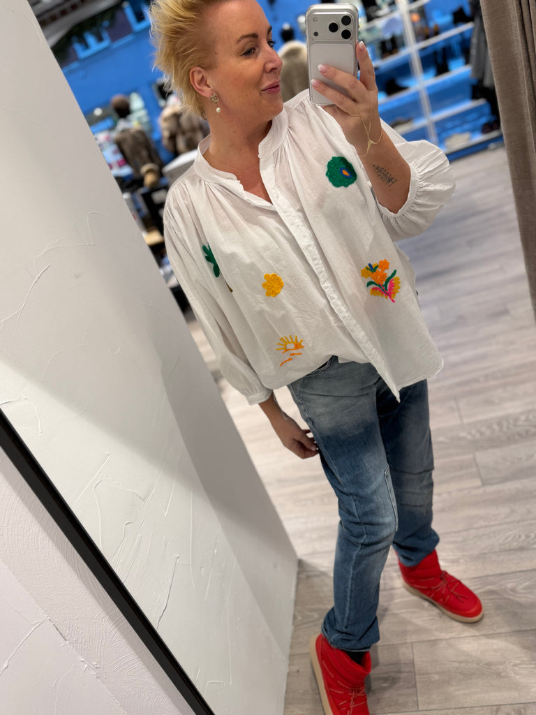 QNUZ 9250 Happy skjorte embrodery white