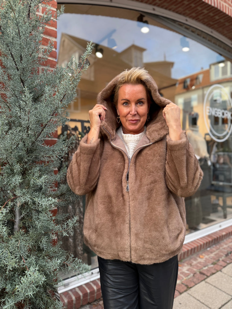 By Engbork Norma faux fur taupe