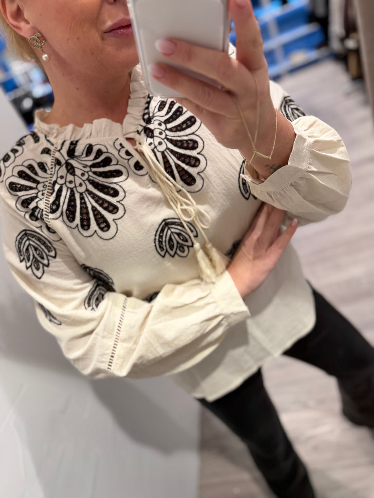 QNUZ 9249 Embrodery skjorte black white