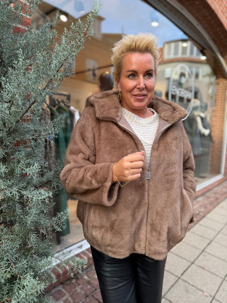 By Engbork Norma faux fur taupe