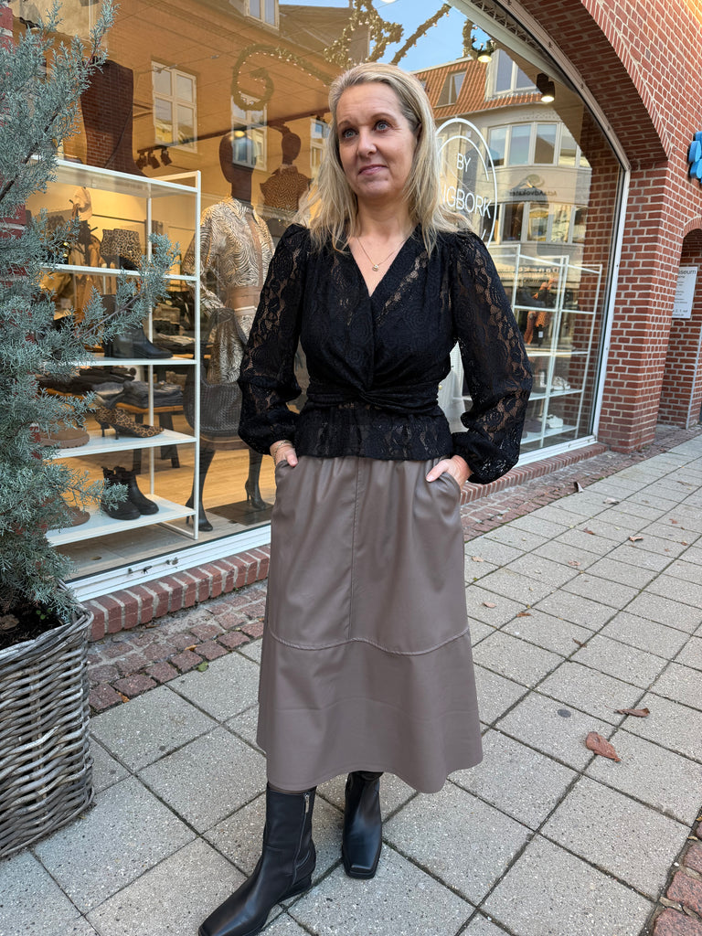 Liberte 22120 Tiki LS twist blouse black lace