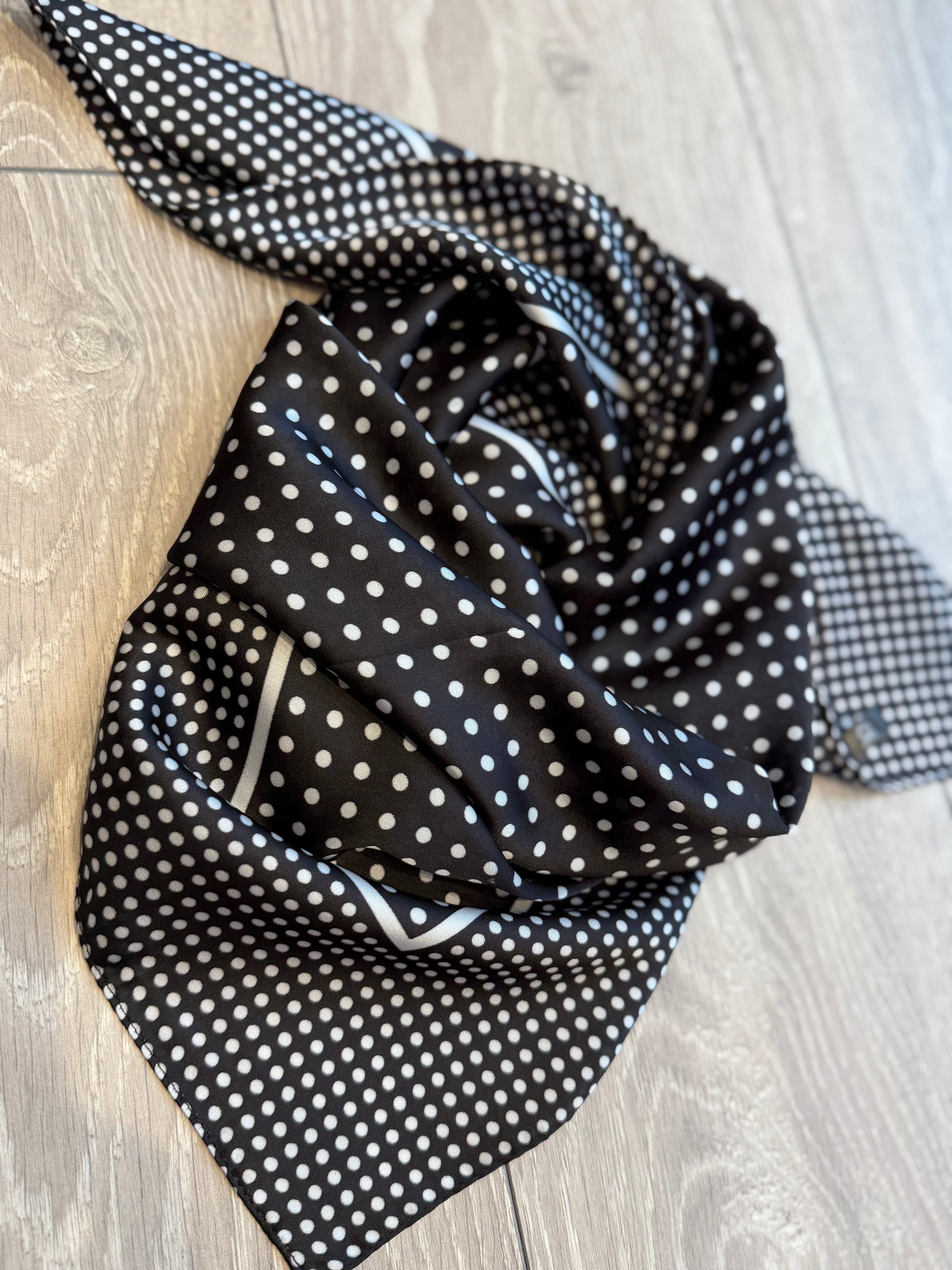 By Engbork tørklæde black dots