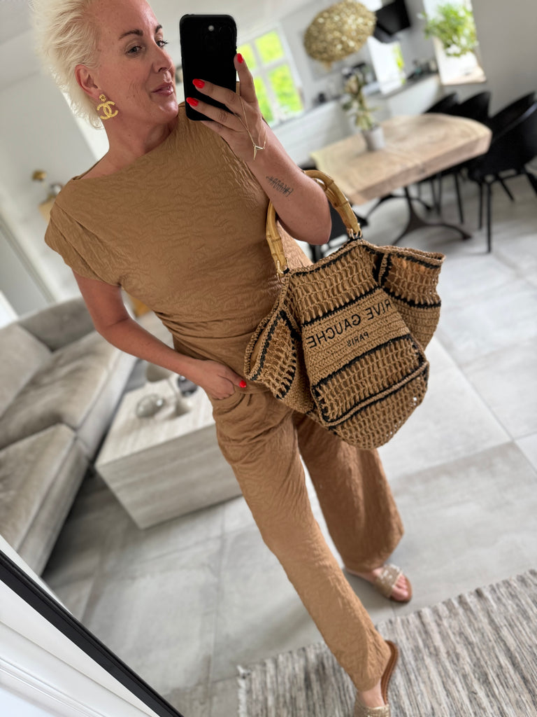 By Engbork Camela top+buks camel