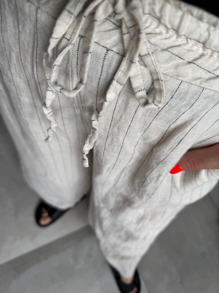 Qnuz 9069 Dolly bukser striped linen beige