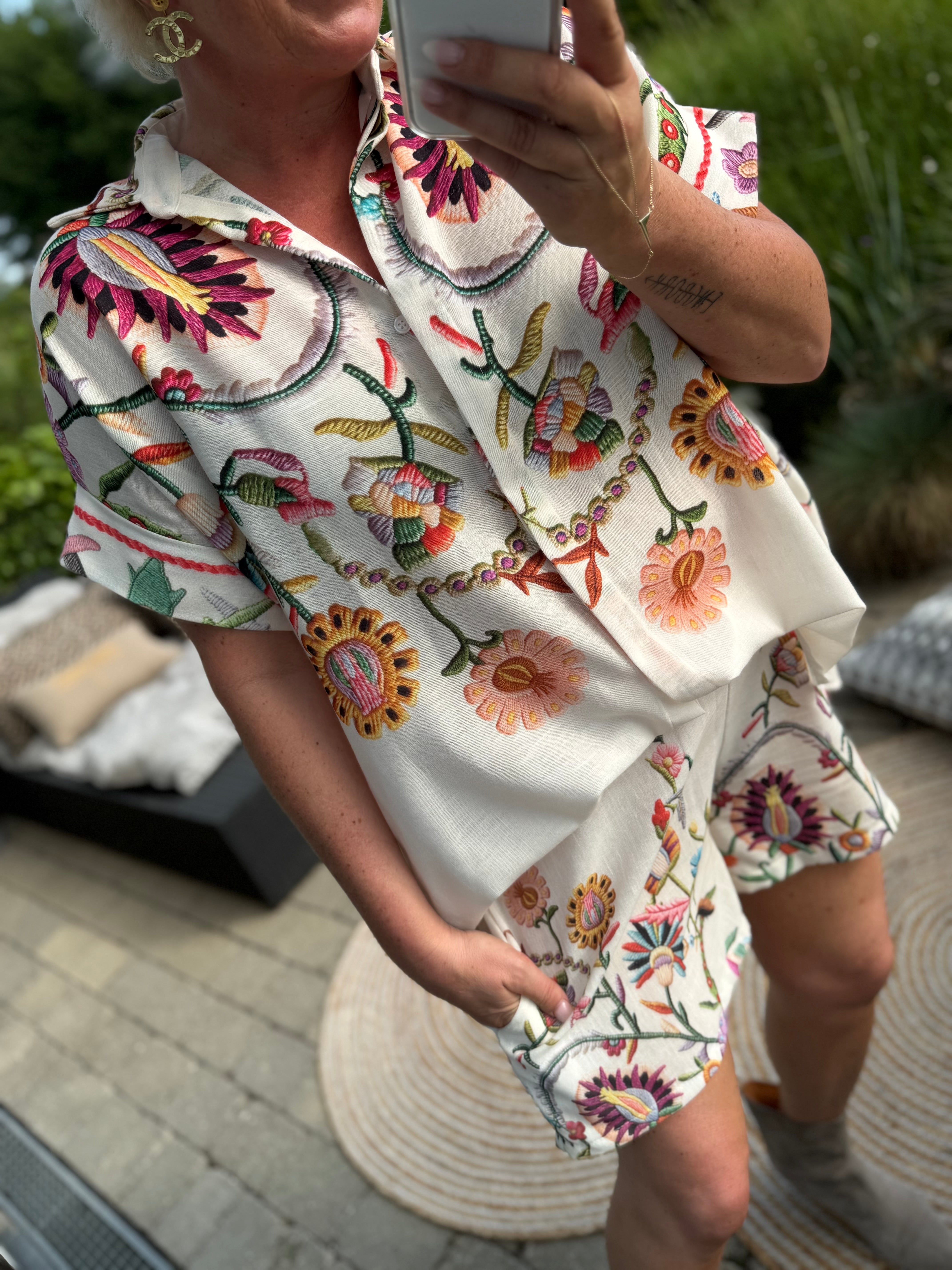 Floral print shorts creme