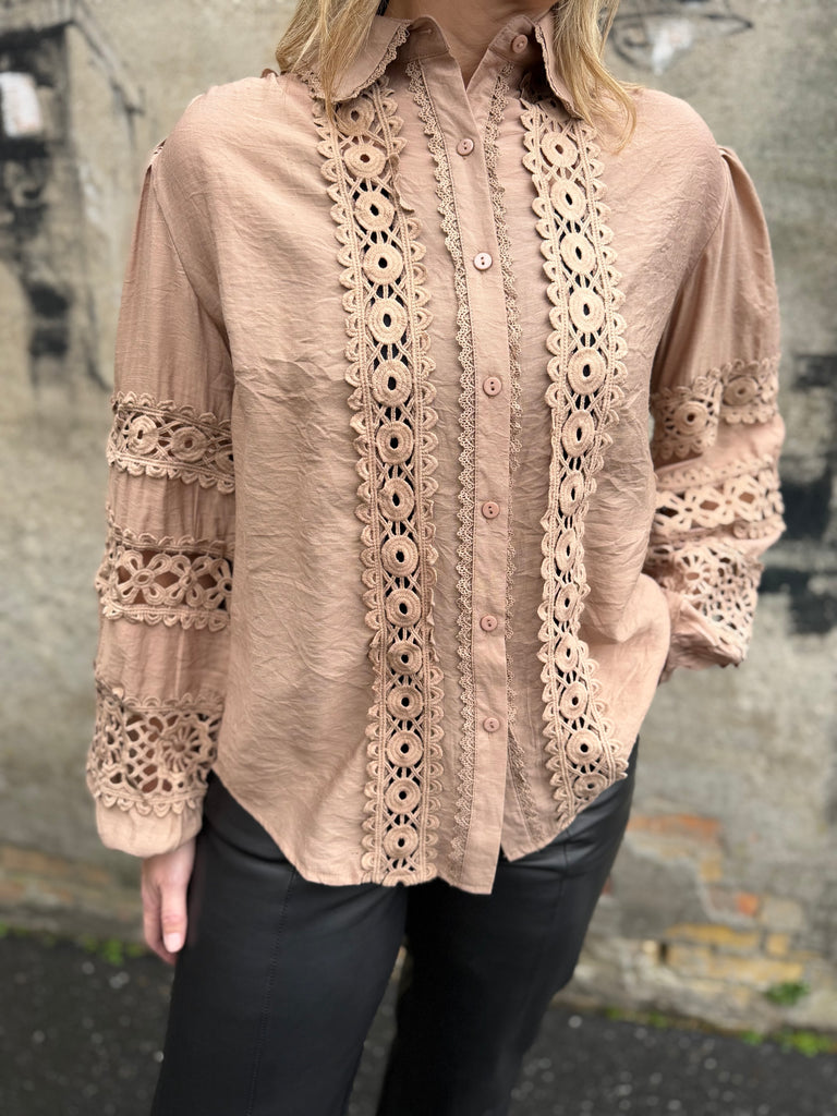 Qnuz 9213 shirt lace taupe