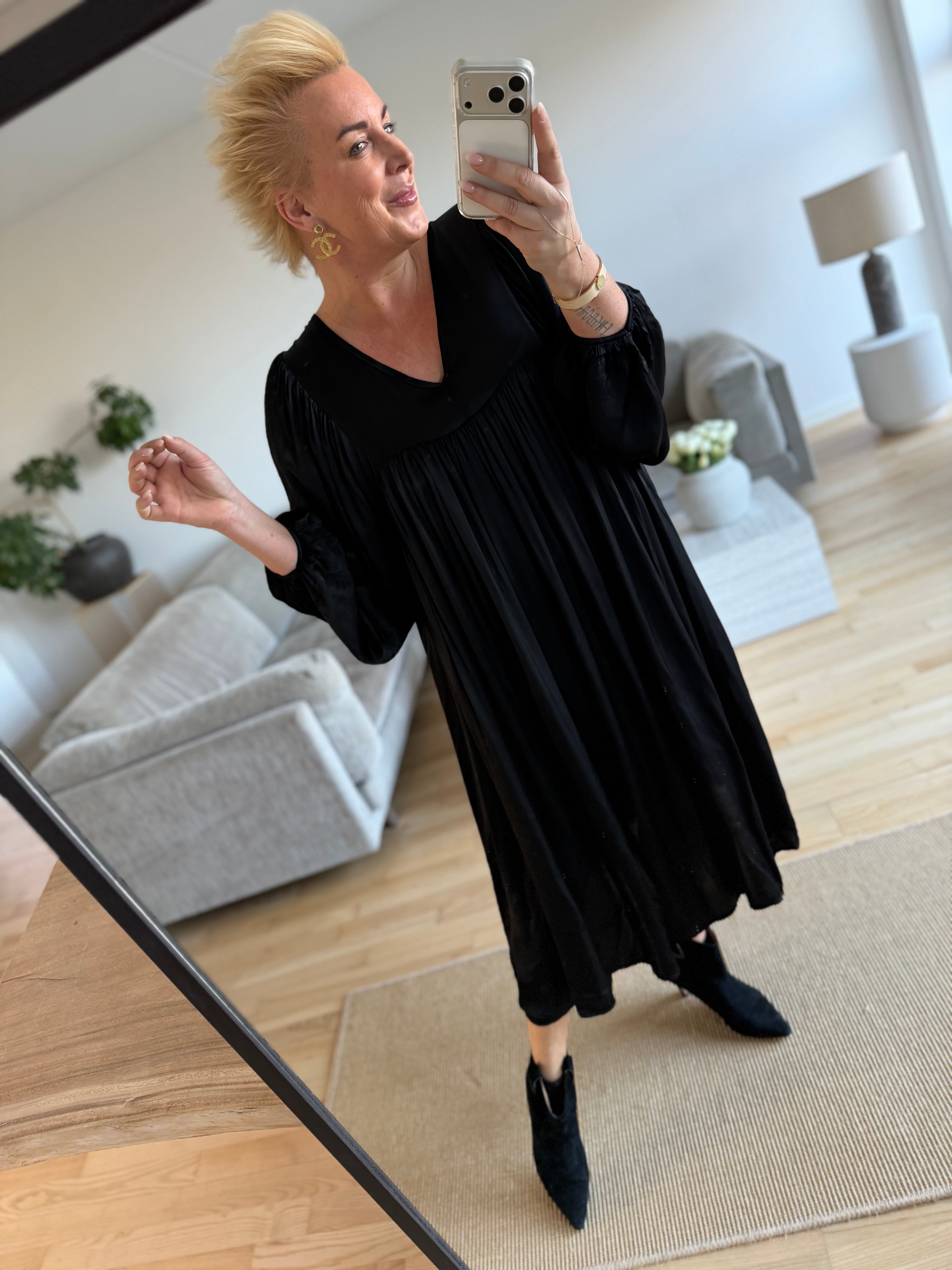 By Engbork HelloU Empire kjole sateen black