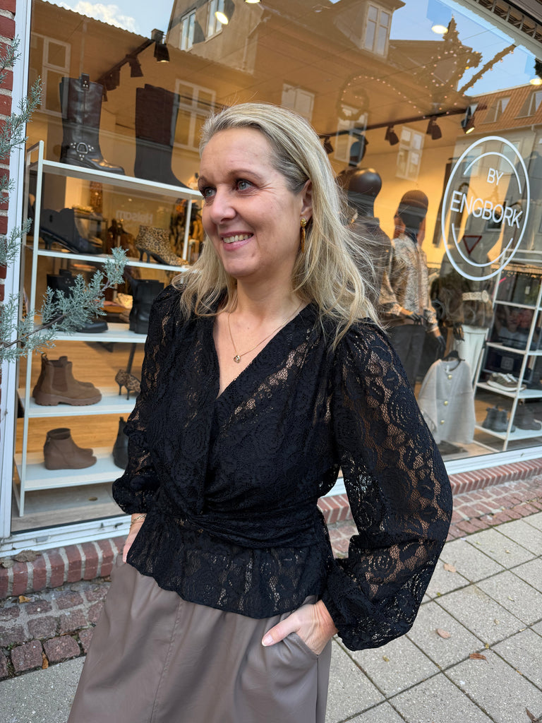 Liberte 22120 Tiki LS twist blouse black lace