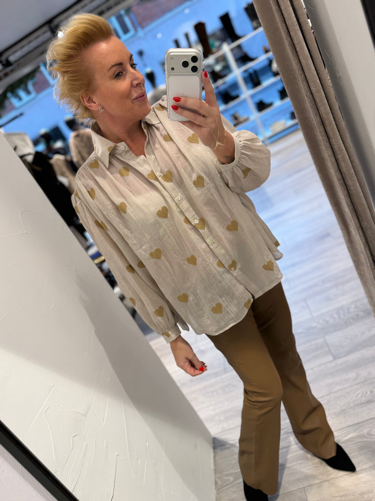 QNUZ 9102 Embrodery skjorte hearts taupe