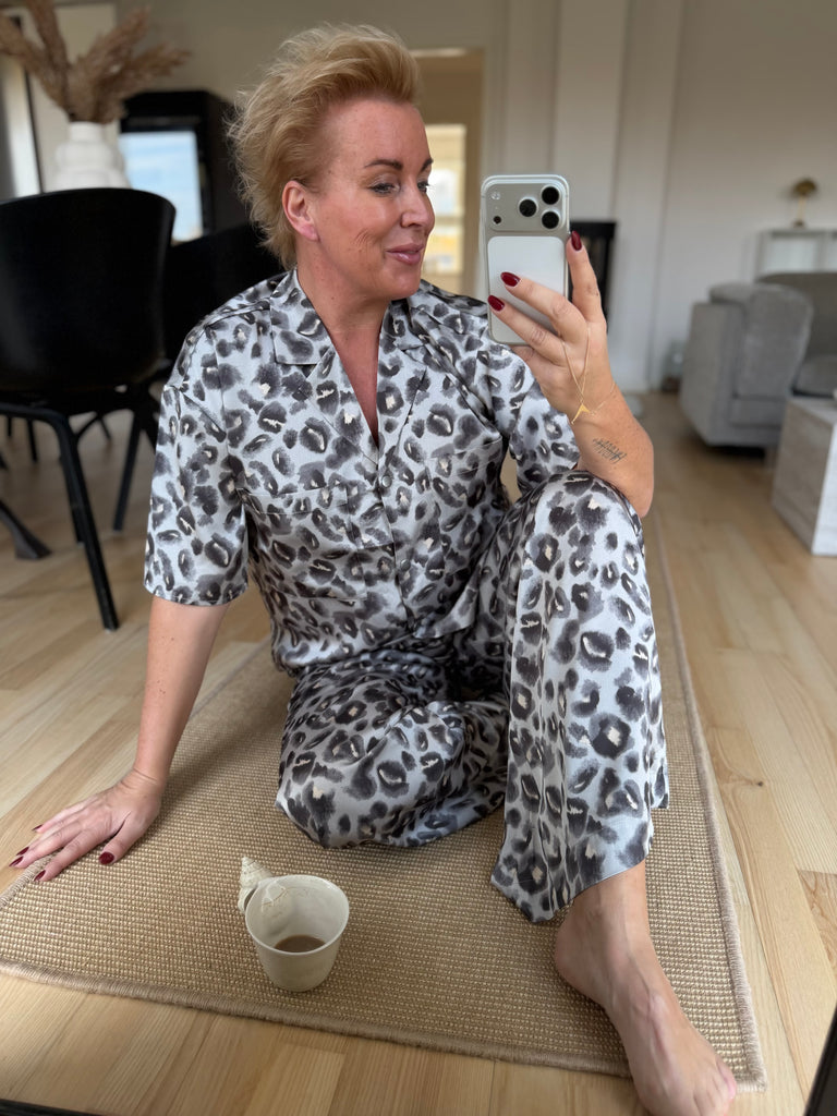 Love & Divine love1176-3 bukser blurred leo