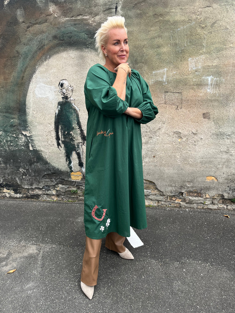 WAUW The good luck dress dark