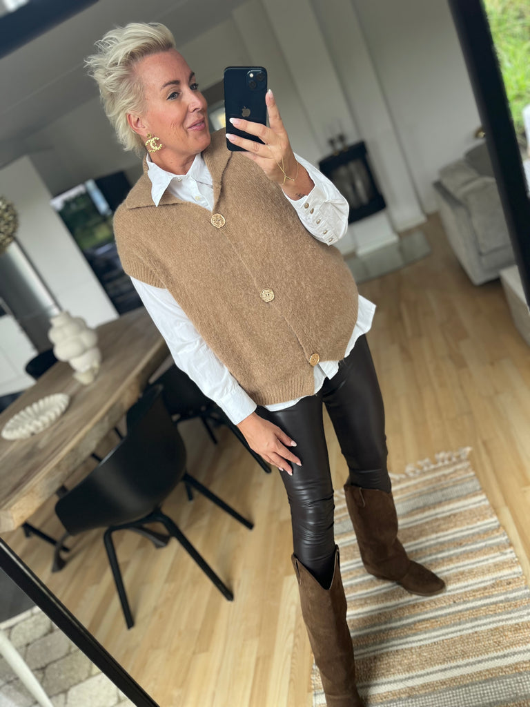 By Engbork Moulder cardigan vest camel