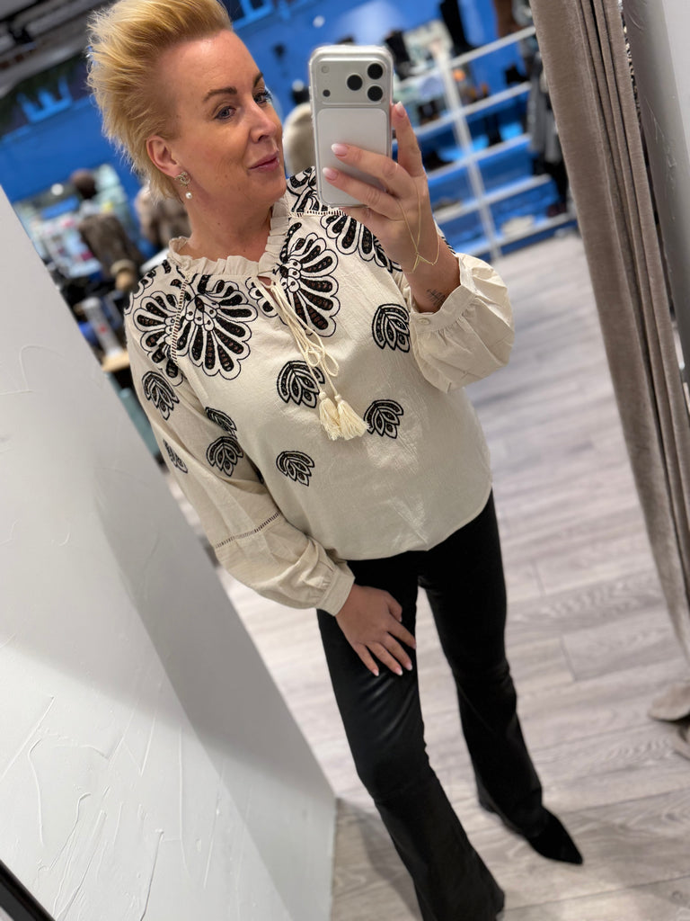 QNUZ 9249 Embrodery skjorte black white