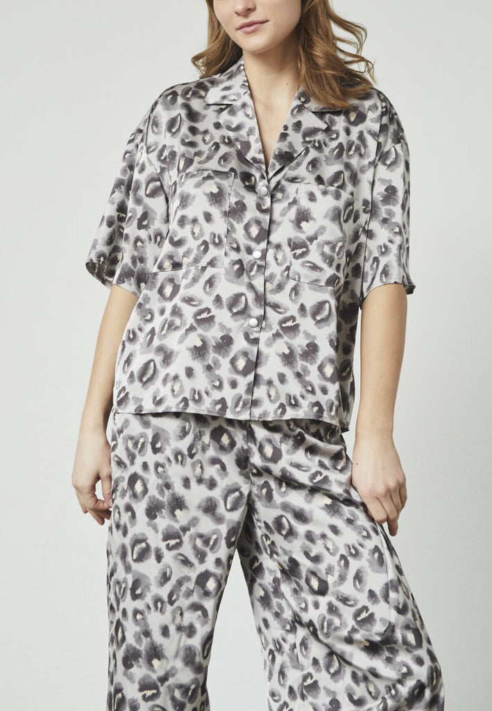 Love & Divine love1175-1 shirt blurred leo