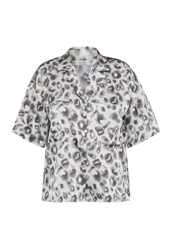 Love & Divine love1175-1 shirt blurred leo