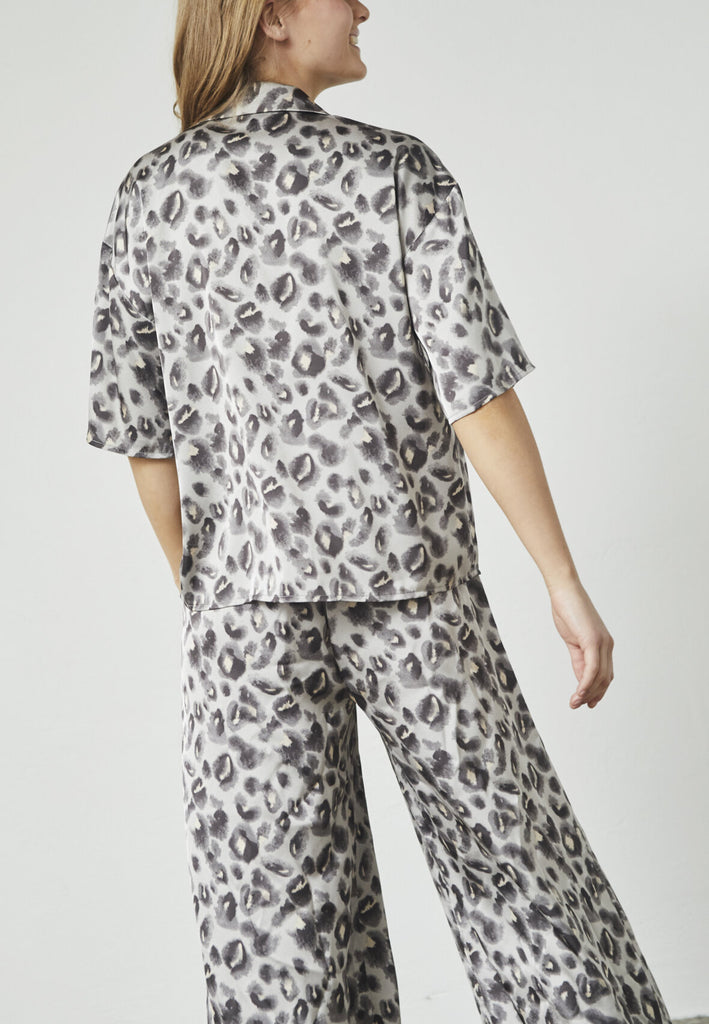 Love & Divine love1175-1 shirt blurred leo