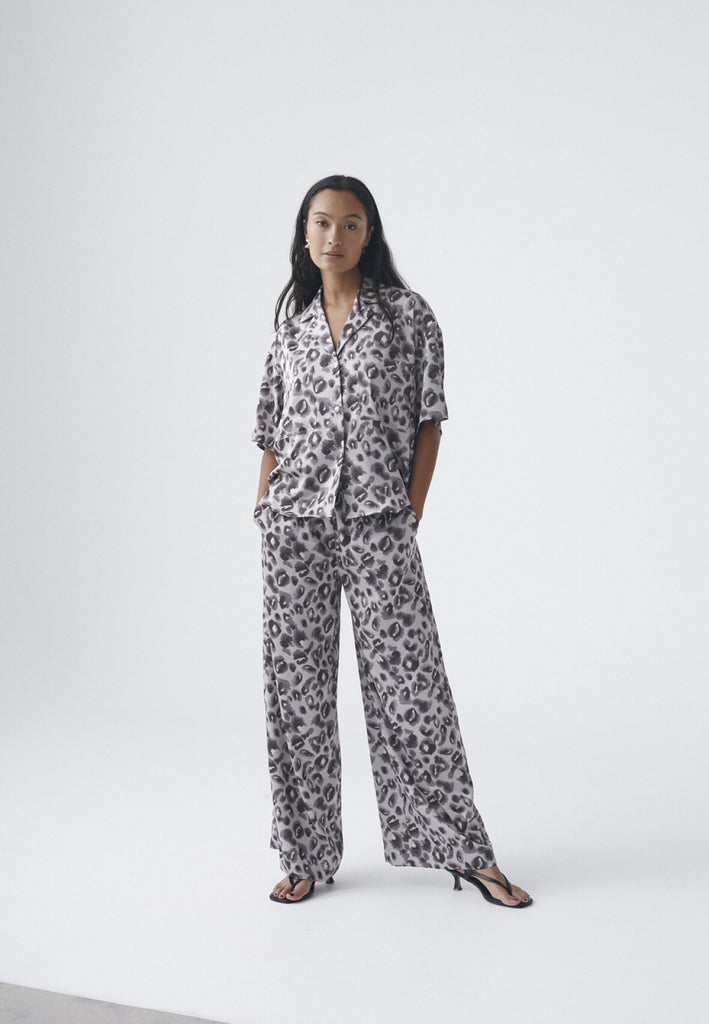 Love & Divine love1176-3 bukser blurred leo