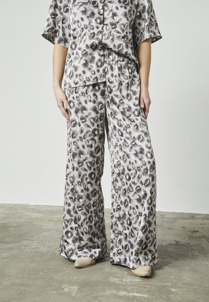 Love & Divine love1176-3 bukser blurred leo