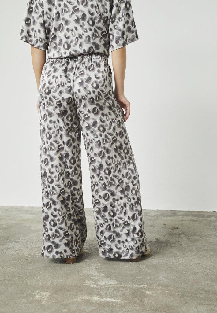 Love & Divine love1176-3 bukser blurred leo