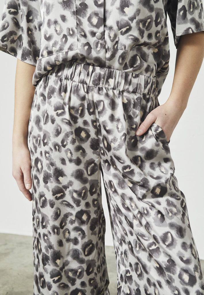 Love & Divine love1176-3 bukser blurred leo