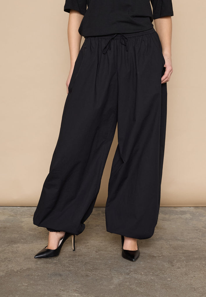 Love & Divine love1466 bukser balloon black