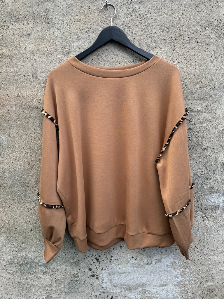 By Engbork Cosy sweat + buks camel leo