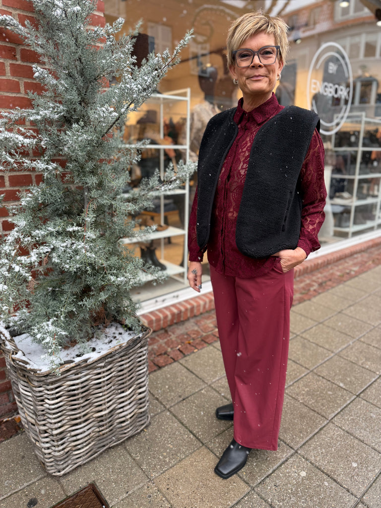 Qnuz 9112 Fake leather pants burgundy