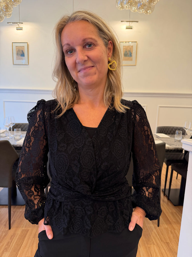 Liberte 22120 Tiki LS twist blouse black lace