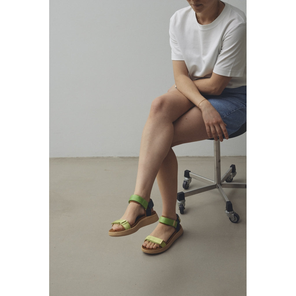 Woden WL926 Line sandal apple